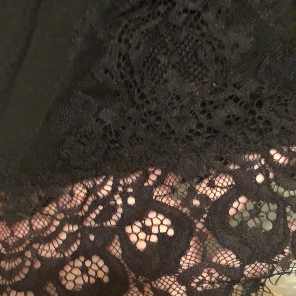 ☀️2 for $15☀️Cute lace trimmed black top - Picture 2 of 3